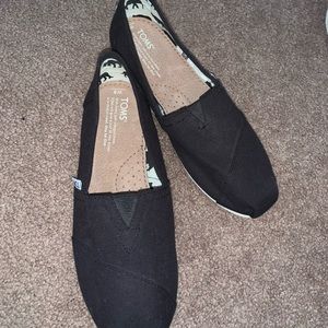 Women’s all black Toms!!